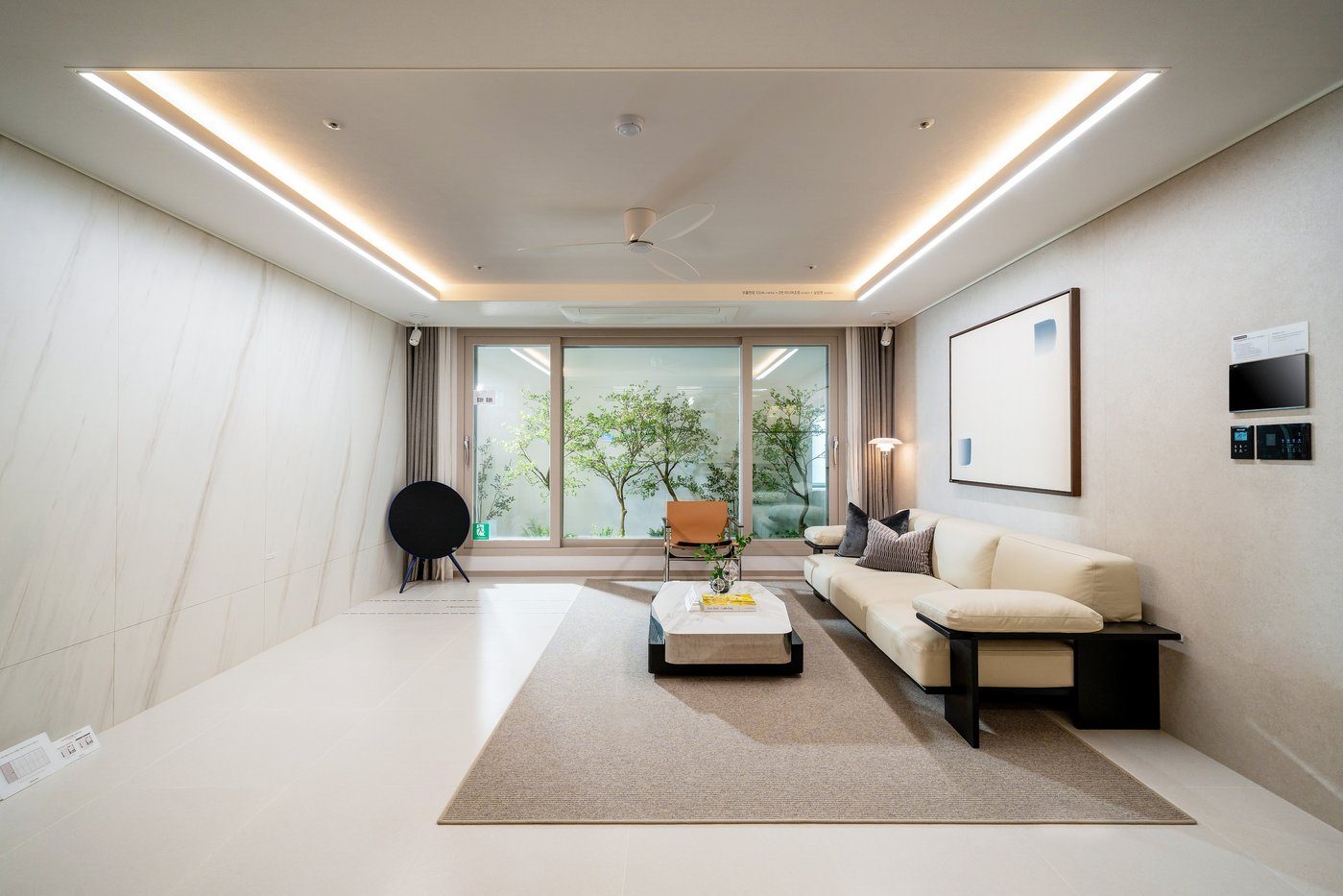 향남 스위첸 107B 거실(공식 견본 세대 사진)